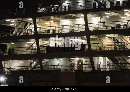 Les personnes portant un masque facial protecteur sur le ferry grec 'Eleftherios Venizelos' amarré au port de Pireaus en quarantaine sur 3 avril 2020, après que les autorités ont trouvé 119 de ses 383 passagers infectés par le covid-19. - Le ferry transporte une équipage de 34 personnes et 349 marins de différentes nationalités, parmi lesquels deux citoyens grecs. (Photo par Dimitris Lampropoulos/NurPhoto) Banque D'Images