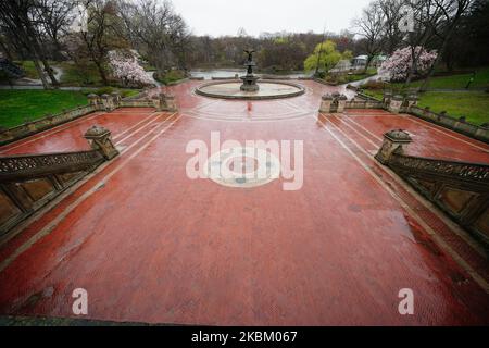 Une vue de la fontaine Bethesda vide énérieusement dans Central Park pendant le printemps, dans le cadre de la pandémie Covid-19 sur 3 avril 2020. (Photo de John Nacion/NurPhoto) Banque D'Images