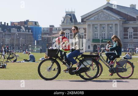 Les gens apprécient pendant une journée ensoleillée au Museumplein sur 5 avril 2020 à Amsterdam, pays-Bas. Résidents locaux contrairement à la demande du gouvernement néerlandais de rester à la maison, des mesures plus strictes pour lutter contre la propagation du coronavirus, dans les parcs, les rues et les espaces publics, les gens doivent pratiquer la distanciation sociale et de garder 1,5 mètres, ceci pour un groupe de trois personnes ou plus (qui ne sont pas famille) , une amende de 400 euros sera remise. (Photo de Paulo Amorim/NurPhoto) Banque D'Images