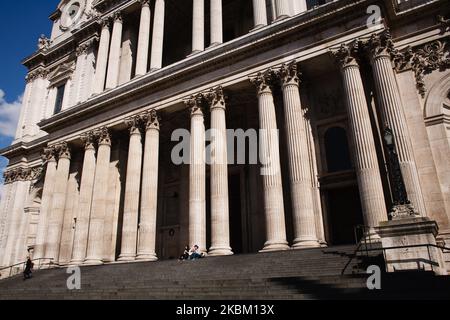 Deux personnes s'assoient sur les marches désertes de la cathédrale Saint-Paul à Londres, en Angleterre, sur 4 avril 2020. Au Royaume-Uni, 41 903 cas de coronavirus covid-19 ont été confirmés, dont 4 313 sont morts. Le pays entre-temps est maintenant près de quinze jours dans son « verrouillage », qui doit être revu après une période initiale de trois semaines, bien qu'une prolongation soit largement attendue. Le secrétaire d'État britannique à la Santé et aux soins sociaux Matt Hancock a insisté hier sur le fait que l'insistance continue du gouvernement sur les personnes qui restent chez elles pour éviter la propagation du virus n'était pas un Banque D'Images