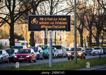 Un bouclier lisant "en vélo au travail protège contre les infections" est vu à Berlin sur 4 avril 2020. Afin de limiter la propagation du coronavirus (SRAS-COV-2), le gouvernement fédéral et local allemand a ordonné la fermeture temporaire des musées, théâtres, manifestations sportives, etc. Le rassemblement de plus de deux personnes est généralement interdit dans les espaces publics, et les restaurants peuvent offrir des repas à emporter. (Photo par Emmanuele Contini/NurPhoto) Banque D'Images