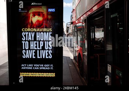 Les conseils du gouvernement pour rester à la maison sont affichés sur un écran de publicité numérique à un arrêt de bus sur New Oxford Street à Londres, Angleterre, sur 4 avril 2020. Au Royaume-Uni, 41 903 cas de coronavirus covid-19 ont été confirmés, dont 4 313 sont morts. Le pays entre-temps est maintenant près de quinze jours dans son « verrouillage », qui doit être revu après une période initiale de trois semaines, bien qu'une prolongation soit largement attendue. Le secrétaire d'État britannique à la Santé et aux soins sociaux, Matt Hancock, a insisté hier sur le fait que le gouvernement continuait d'insister sur les personnes stayi Banque D'Images