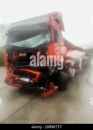 Les restes de 22 camions lourds qui ont fait partie d'un accident de chaîne hier ont été transportés dans un parking près de Harmanli, en Bulgarie, sur 04 avril 2020. Deux personnes ont été tuées et beaucoup ont été blessées lors d'un accident de chaîne de plus de 60 poids lourds près de la frontière entre la Bulgarie et la Turquie sur une route près de la ville de Harmanli, sur 03 avril 2020. Les camions faisaient partie d'un convoi gouvernemental dirigé par une voiture de police. C'est la méthode introduite par le gouvernement bulgare pour franchir les frontières en état d'urgence en raison du nouveau coronavirus. Selon les données initiales, la cause de l'accident grave i Banque D'Images