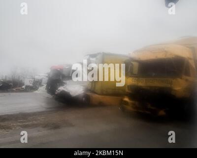 Les restes de 22 camions lourds qui ont fait partie d'un accident de chaîne hier ont été transportés dans un parking près de Harmanli, en Bulgarie, sur 04 avril 2020. Deux personnes ont été tuées et beaucoup ont été blessées lors d'un accident de chaîne de plus de 60 poids lourds près de la frontière entre la Bulgarie et la Turquie sur une route près de la ville de Harmanli, sur 03 avril 2020. Les camions faisaient partie d'un convoi gouvernemental dirigé par une voiture de police. C'est la méthode introduite par le gouvernement bulgare pour franchir les frontières en état d'urgence en raison du nouveau coronavirus. Selon les données initiales, la cause de l'accident grave i Banque D'Images