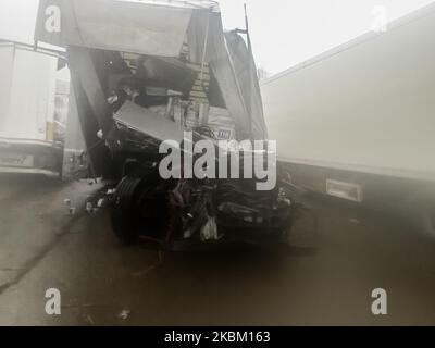 Les restes de 22 camions lourds qui ont fait partie d'un accident de chaîne hier ont été transportés dans un parking près de Harmanli, en Bulgarie, sur 04 avril 2020. Deux personnes ont été tuées et beaucoup ont été blessées lors d'un accident de chaîne de plus de 60 poids lourds près de la frontière entre la Bulgarie et la Turquie sur une route près de la ville de Harmanli, sur 03 avril 2020. Les camions faisaient partie d'un convoi gouvernemental dirigé par une voiture de police. C'est la méthode introduite par le gouvernement bulgare pour franchir les frontières en état d'urgence en raison du nouveau coronavirus. Selon les données initiales, la cause de l'accident grave i Banque D'Images