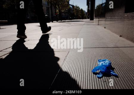 Un homme passe devant un gant de latex jeté sur une Oxford Street presque déserte à Londres, en Angleterre, sur 4 avril 2020. Au Royaume-Uni, 41 903 cas de coronavirus covid-19 ont été confirmés, dont 4 313 sont morts. Le pays entre-temps est maintenant près de quinze jours dans son « verrouillage », qui doit être revu après une période initiale de trois semaines, bien qu'une prolongation soit largement attendue. Le secrétaire d'État britannique à la Santé et aux soins sociaux, Matt Hancock, a insisté hier sur le fait que le gouvernement continuait d'insister sur le fait que les gens restent chez eux pour éviter la propagation du virus wa Banque D'Images