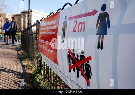 Une bannière rappelle aux gens d'observer une distance sociale d'au moins deux mètres et de ne pas se rassembler en groupes à Hyde Park à Londres, Angleterre, sur 4 avril 2020. Au Royaume-Uni, 41 903 cas de coronavirus covid-19 ont été confirmés, dont 4 313 sont morts. Le pays entre-temps est maintenant près de quinze jours dans son « verrouillage », qui doit être revu après une période initiale de trois semaines, bien qu'une prolongation soit largement attendue. Le secrétaire d'État britannique à la Santé et aux soins sociaux Matt Hancock a insisté hier sur le fait que le gouvernement continue d'insister sur la population St Banque D'Images