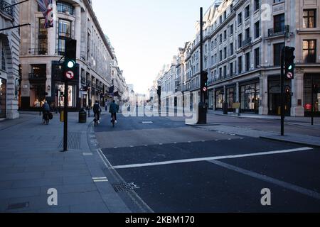 Les cyclistes longent une rue Régent presque déserte à Londres, en Angleterre, sur 4 avril 2020. Au Royaume-Uni, 41 903 cas de coronavirus covid-19 ont été confirmés, dont 4 313 sont morts. Le pays entre-temps est maintenant près de quinze jours dans son « verrouillage », qui doit être revu après une période initiale de trois semaines, bien qu'une prolongation soit largement attendue. Le secrétaire d'État britannique à la Santé et aux soins sociaux Matt Hancock a insisté hier sur le fait que l'insistance continue du gouvernement sur les personnes qui restent chez elles pour éviter la propagation du virus n'était pas une demande, au milieu Banque D'Images