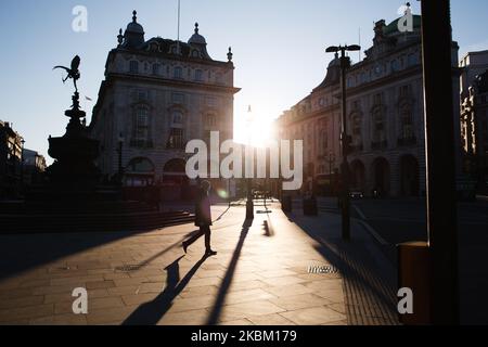 Un homme marche à travers un cirque de Piccadilly près déserté en début de soirée sous le soleil à Londres, en Angleterre, sur 4 avril 2020. Au Royaume-Uni, 41 903 cas de coronavirus covid-19 ont été confirmés, dont 4 313 sont morts. Le pays entre-temps est maintenant près de quinze jours dans son « verrouillage », qui doit être revu après une période initiale de trois semaines, bien qu'une prolongation soit largement attendue. Le secrétaire d'État britannique à la Santé et aux soins sociaux, Matt Hancock, a insisté hier sur le fait que le gouvernement continue d'insister sur les gens qui restent chez eux pour éviter de répandre le vi Banque D'Images