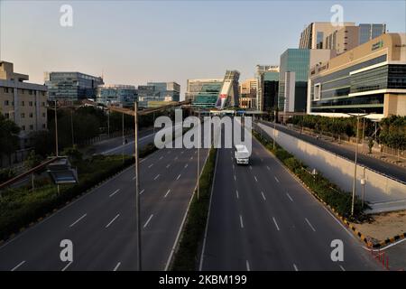 Une vue déserte de DLF Cybercity à Gurugram dans la banlieue de New Delhi, Inde, le 05 avril 2020. Pour lutter contre la propagation de la COVID-19 mortelle, le PM de l'Inde Narendra Modi a récemment annoncé un confinement de 21 jours. Toutefois, la situation semblable au couvre-feu a forcé les travailleurs migrants à retourner chez eux lorsque la circulation est entièrement hors des routes, à l'exception du trafic ferroviaire et aérien. Tant et si bien que beaucoup de travailleurs sont laissés sans nourriture, sans abri et sans autres nécessités. Le confinement a également forcé des entreprises multinationales à licencier des milliers d'employés dans le contexte de la pandémie du coronavirus (photo de Nasir Kach Banque D'Images