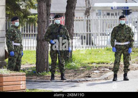 Les soldats de l'armée serbe se tiennent devant la clinique des maladies infectieuses et tropicales lors d'un couvre-feu imposé pour prévenir la propagation de la coronavirus (COVID-19) à Kragujevac, en Serbie, sur le 5 avril 2020. (Photo par Nikola Krstic/NurPhoto) Banque D'Images