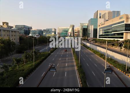 Une vue déserte de DLF Cybercity à Gurugram dans la banlieue de New Delhi, Inde, le 05 avril 2020. Pour lutter contre la propagation de la COVID-19 mortelle, le PM de l'Inde Narendra Modi a récemment annoncé un confinement de 21 jours. Toutefois, la situation semblable au couvre-feu a forcé les travailleurs migrants à retourner chez eux lorsque la circulation est entièrement hors des routes, à l'exception du trafic ferroviaire et aérien. Tant et si bien que beaucoup de travailleurs sont laissés sans nourriture, sans abri et sans autres nécessités. Le confinement a également forcé des entreprises multinationales à licencier des milliers d'employés dans le contexte de la pandémie du coronavirus (photo de Nasir Kach Banque D'Images