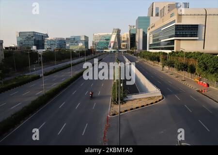 Une vue déserte de DLF Cybercity à Gurugram dans la banlieue de New Delhi, Inde, le 05 avril 2020. Pour lutter contre la propagation de la COVID-19 mortelle, le PM de l'Inde Narendra Modi a récemment annoncé un confinement de 21 jours. Toutefois, la situation semblable au couvre-feu a forcé les travailleurs migrants à retourner chez eux lorsque la circulation est entièrement hors des routes, à l'exception du trafic ferroviaire et aérien. Tant et si bien que beaucoup de travailleurs sont laissés sans nourriture, sans abri et sans autres nécessités. Le confinement a également forcé des entreprises multinationales à licencier des milliers d'employés dans le contexte de la pandémie du coronavirus (photo de Nasir Kach Banque D'Images