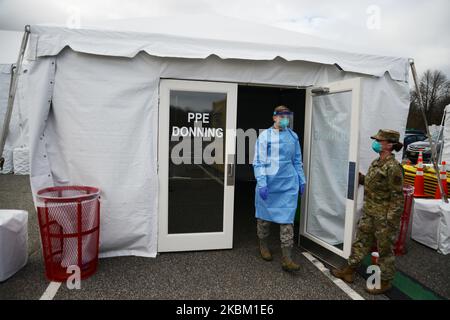 Alyssa Volkmer, 25 ans, met son équipement de protection personnel au centre de test COVID-19 et au centre d'évaluation de terrain de Stony Brook, New York. L'installation devrait tester 979 victimes présumées du coronavirus aujourd'hui, sur 4 avril 2020. (Photo par B.A. Van Sise/NurPhoto) Banque D'Images