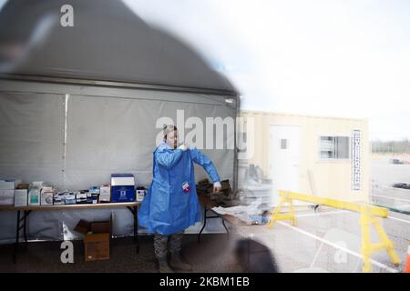 Alyssa Volkmer, 25 ans, met son équipement de protection personnel au centre de test COVID-19 et au centre d'évaluation de terrain de Stony Brook, New York. L'installation devrait tester 979 victimes présumées du coronavirus aujourd'hui, sur 4 avril 2020. (Photo par B.A. Van Sise/NurPhoto) Banque D'Images