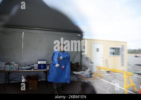 Alyssa Volkmer, 25 ans, met son équipement de protection personnel au centre de test COVID-19 et au centre d'évaluation de terrain de Stony Brook, New York. L'installation devrait tester 979 victimes présumées du coronavirus aujourd'hui, sur 4 avril 2020. (Photo par B.A. Van Sise/NurPhoto) Banque D'Images