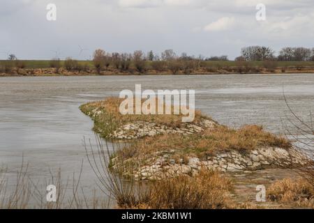 La rivière Nogat près de l'historique, construit en 1852 crue damn est vu à Biala Gora, Pologne le 4 avril 2020 la damn a été construite après le changement de cours de la rivière Nogat, et l'endroit où la rivière Nogat coule dans la Vistule (Wisla). (Photo de Michal Fludra/NurPhoto) Banque D'Images