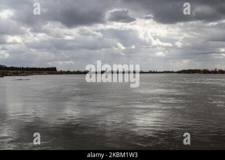 Vistule (Wisla) près de l'historique, construit en 1852 inondation damn est vu à Biala Gora, Pologne le 4 avril 2020 le damn a été construit après le changement de cours de la rivière Nogat, et l'endroit où la rivière Nogat coule dans la Vistule (Wisla). (Photo de Michal Fludra/NurPhoto) Banque D'Images