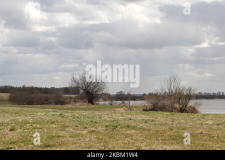 Vistule (Wisla) près de l'historique, construit en 1852 inondation damn est vu à Biala Gora, Pologne le 4 avril 2020 le damn a été construit après le changement de cours de la rivière Nogat, et l'endroit où la rivière Nogat coule dans la Vistule (Wisla). (Photo de Michal Fludra/NurPhoto) Banque D'Images