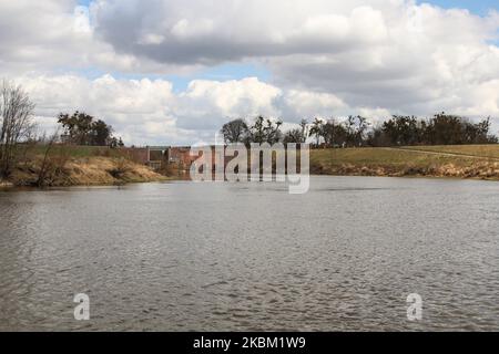 La rivière Nogat près de l'historique, construit en 1852 crue damn est vu à Biala Gora, Pologne le 4 avril 2020 la damn a été construite après le changement de cours de la rivière Nogat, et l'endroit où la rivière Nogat coule dans la Vistule (Wisla). (Photo de Michal Fludra/NurPhoto) Banque D'Images