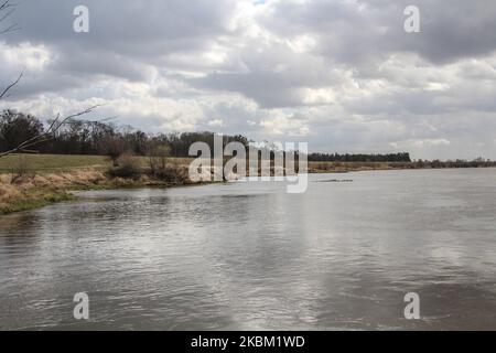 Vistule (Wisla) près de l'historique, construit en 1852 inondation damn est vu à Biala Gora, Pologne le 4 avril 2020 le damn a été construit après le changement de cours de la rivière Nogat, et l'endroit où la rivière Nogat coule dans la Vistule (Wisla). (Photo de Michal Fludra/NurPhoto) Banque D'Images