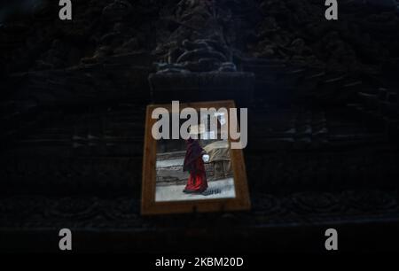 Une femme népalaise portant un masque de protection se reflète dans un miroir le treizième jour de verrouillage dans l'effort de contrôler la propagation de COVID-19 à Bhaktapur , Népal, dimanche , 5 avril , 2020. (Photo par Saroj Baizu/NurPhoto) Banque D'Images