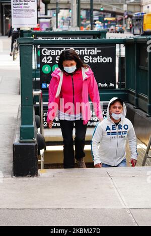 Des personnes portant des masques sont vues sortir du métro de la gare Grand Central terminal Station à New York, dans le contexte d'une pandémie de coronavirus à 5 avril 2020. (Photo de John Nacion/NurPhoto) Banque D'Images