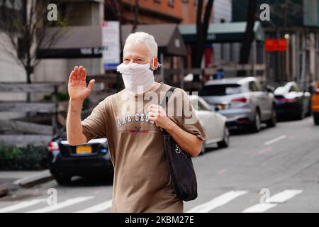 Des personnes portant des masques sont vues sortir du métro de la gare Grand Central terminal Station à New York, dans le contexte d'une pandémie de coronavirus à 5 avril 2020. (Photo de John Nacion/NurPhoto) Banque D'Images