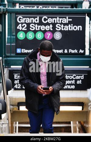 Des personnes portant des masques sont vues sortir du métro de la gare Grand Central terminal Station à New York, dans le contexte d'une pandémie de coronavirus à 5 avril 2020. (Photo de John Nacion/NurPhoto) Banque D'Images