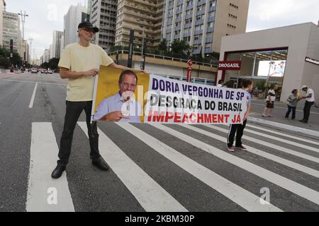 Un groupe de partisans du Président du Brésil, Jair Bolsonaro, proteste sur l'Avenida Paulista, dans la région centrale de la ville de Sao Paulo, sur 6 avril 2020. Le groupe demande la fin de la quarantaine, qui a été prolongée aujourd'hui de 15 jours par le gouverneur de Sao Paulo, Joao Doria, pour contenir les progrès du nouveau coronavirus. La quarantaine a commencé dans l'État de Sao Paulo sur 24 mars et serait valable jusqu'à ce mardi, le 7th, mais elle a été prolongée jusqu'au 22nd de ce mois. (Photo de Fabio Vieira/FotoRua/NurPhoto) Banque D'Images