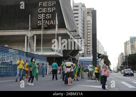 Un groupe de partisans du Président du Brésil, Jair Bolsonaro, proteste sur l'Avenida Paulista, dans la région centrale de la ville de Sao Paulo, sur 6 avril 2020. Le groupe demande la fin de la quarantaine, qui a été prolongée aujourd'hui de 15 jours par le gouverneur de Sao Paulo, Joao Doria, pour contenir les progrès du nouveau coronavirus. La quarantaine a commencé dans l'État de Sao Paulo sur 24 mars et serait valable jusqu'à ce mardi, le 7th, mais elle a été prolongée jusqu'au 22nd de ce mois. (Photo de Fabio Vieira/FotoRua/NurPhoto) Banque D'Images