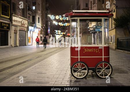 La plupart des magasins de détail, cafés, restaurants et bars ont fermé leurs portes à Istanbul, en Turquie, par mesure de précaution contre la pandémie du coronavirus, aussi connue sous le nom de Covid-19 et de SRAS-Covid-2. Sur la photo ci-dessus, une charrette de châtaignier rôtie vide se trouve sur une rue Istiklal presque vide, près de la place Taksim, un quartier touristique et commercial normalement populaire dans le centre-ville. (Photo de Diego Cupolo/NurPhoto) Banque D'Images