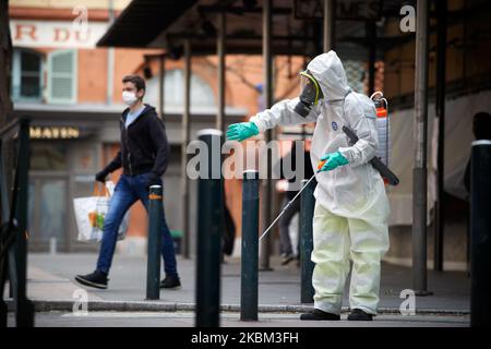 Toulouse a commencé à désinfecter ses rues et ses meubles urbains pour enrayer la propagation du coronavirus SRAS-COV-2, responsable de la maladie de Covid-19. L'agent de nettoyage utilise de l'eau de Javel diluée pour cracher. Ils portent des costumes et des gants de protection et un masque facial. Plus de 180 endroits seront désinfectés dans les prochains jours. En France, à ce jour, le virus SRAS-COV-2 a tué plus de 8000 personnes. Toulouse. France. 7 avril 2020. (Photo d'Alain Pitton/NurPhoto) Banque D'Images