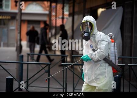 Toulouse a commencé à désinfecter ses rues et ses meubles urbains pour enrayer la propagation du coronavirus SRAS-COV-2, responsable de la maladie de Covid-19. L'agent de nettoyage utilise de l'eau de Javel diluée pour cracher. Ils portent des costumes et des gants de protection et un masque facial. Plus de 180 endroits seront désinfectés dans les prochains jours. En France, à ce jour, le virus SRAS-COV-2 a tué plus de 8000 personnes. Toulouse. France. 7 avril 2020. (Photo d'Alain Pitton/NurPhoto) Banque D'Images