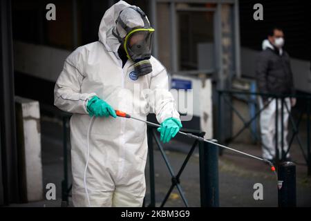 Toulouse a commencé à désinfecter ses rues et ses meubles urbains pour enrayer la propagation du coronavirus SRAS-COV-2, responsable de la maladie de Covid-19. L'agent de nettoyage utilise de l'eau de Javel diluée pour cracher. Ils portent des costumes et des gants de protection et un masque facial. Plus de 180 endroits seront désinfectés dans les prochains jours. En France, à ce jour, le virus SRAS-COV-2 a tué plus de 8000 personnes. Toulouse. France. 7 avril 2020. (Photo d'Alain Pitton/NurPhoto) Banque D'Images