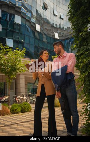 Les jeunes partenaires d'affaires attrayants prennent une pause derrière la cause de l'arbre du temps chaud Banque D'Images