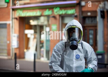 Toulouse a commencé à désinfecter ses rues et ses meubles urbains pour enrayer la propagation du coronavirus SRAS-COV-2, responsable de la maladie de Covid-19. L'agent de nettoyage utilise de l'eau de Javel diluée pour cracher. Ils portent des costumes et des gants de protection et un masque facial. Plus de 180 endroits seront désinfectés dans les prochains jours. En France, à ce jour, le virus SRAS-COV-2 a tué plus de 8000 personnes. Toulouse. France. 7 avril 2020. (Photo d'Alain Pitton/NurPhoto) Banque D'Images