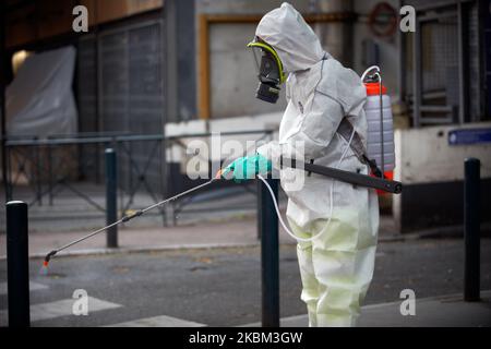 Toulouse a commencé à désinfecter ses rues et ses meubles urbains pour enrayer la propagation du coronavirus SRAS-COV-2, responsable de la maladie de Covid-19. L'agent de nettoyage utilise de l'eau de Javel diluée pour cracher. Ils portent des costumes et des gants de protection et un masque facial. Plus de 180 endroits seront désinfectés dans les prochains jours. En France, à ce jour, le virus SRAS-COV-2 a tué plus de 8000 personnes. Toulouse. France. 7 avril 2020. (Photo d'Alain Pitton/NurPhoto) Banque D'Images