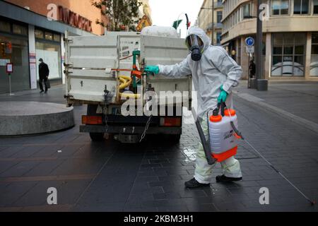 Un travailleur se prépare à vaporiser de l'eau de Javel diluée. Toulouse a commencé à désinfecter ses rues et ses meubles urbains pour enrayer la propagation du coronavirus SRAS-COV-2, responsable de la maladie de Covid-19. L'agent de nettoyage utilise de l'eau de Javel diluée pour cracher. Ils portent des costumes et des gants de protection et un masque facial. Plus de 180 endroits seront désinfectés dans les prochains jours. En France, à ce jour, le virus SRAS-COV-2 a tué plus de 8000 personnes. Toulouse. France. 7 avril 2020. (Photo d'Alain Pitton/NurPhoto) Banque D'Images