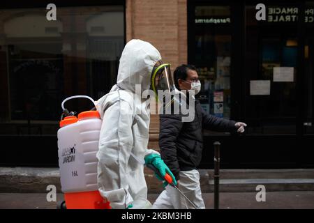 Toulouse a commencé à désinfecter ses rues et ses meubles urbains pour enrayer la propagation du coronavirus SRAS-COV-2, responsable de la maladie de Covid-19. L'agent de nettoyage utilise de l'eau de Javel diluée pour cracher. Ils portent des costumes et des gants de protection et un masque facial. Plus de 180 endroits seront désinfectés dans les prochains jours. En France, à ce jour, le virus SRAS-COV-2 a tué plus de 8000 personnes. Toulouse. France. 7 avril 2020. (Photo d'Alain Pitton/NurPhoto) Banque D'Images