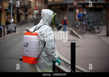 Toulouse a commencé à désinfecter ses rues et ses meubles urbains pour enrayer la propagation du coronavirus SRAS-COV-2, responsable de la maladie de Covid-19. L'agent de nettoyage utilise de l'eau de Javel diluée pour cracher. Ils portent des costumes et des gants de protection et un masque facial. Plus de 180 endroits seront désinfectés dans les prochains jours. En France, à ce jour, le virus SRAS-COV-2 a tué plus de 8000 personnes. Toulouse. France. 7 avril 2020. (Photo d'Alain Pitton/NurPhoto) Banque D'Images