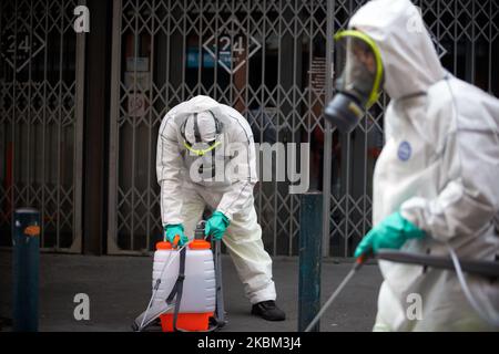 Toulouse a commencé à désinfecter ses rues et ses meubles urbains pour enrayer la propagation du coronavirus SRAS-COV-2, responsable de la maladie de Covid-19. L'agent de nettoyage utilise de l'eau de Javel diluée pour cracher. Ils portent des costumes et des gants de protection et un masque facial. Plus de 180 endroits seront désinfectés dans les prochains jours. En France, à ce jour, le virus SRAS-COV-2 a tué plus de 8000 personnes. Toulouse. France. 7 avril 2020. (Photo d'Alain Pitton/NurPhoto) Banque D'Images