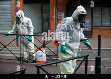 Toulouse a commencé à désinfecter ses rues et ses meubles urbains pour enrayer la propagation du coronavirus SRAS-COV-2, responsable de la maladie de Covid-19. L'agent de nettoyage utilise de l'eau de Javel diluée pour cracher. Ils portent des costumes et des gants de protection et un masque facial. Plus de 180 endroits seront désinfectés dans les prochains jours. En France, à ce jour, le virus SRAS-COV-2 a tué plus de 8000 personnes. Toulouse. France. 7 avril 2020. (Photo d'Alain Pitton/NurPhoto) Banque D'Images