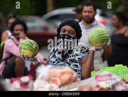 Un travailleur portant un masque facial de protection remplit des boîtes de pastèques de la deuxième Harvest Food Bank of Central Florida pour être distribué aux familles dans le besoin lors d'un événement de chute de nourriture mobile au ministère de la sensibilisation de l'impact sur 6 avril 2020 à Orlando, Floride, États-Unis. Alors que les dons sont à la baisse, de nombreuses banques alimentaires à travers le pays se démènent pour faire face à une demande croissante de nourriture due à des pertes d'emplois, car les entreprises continuent de travailler en raison de la pandémie COVID-19. (Photo de Paul Hennessy/NurPhoto) Banque D'Images