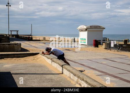 La vie quotidienne à Hossegor, sur la plage de la promenade reste vide, à Nouvelle Aquitaine, France, sur 7 avril 2020. Après 3 semaines de confinement en France, les gens restent chez eux, personne sur la plage ou dans les rues d'Hossegor. Aucun touriste de Paris ou d'autres sont sur la côte. Une femme en marche, quelques personnes sont à pied, tandis que le surf est interdit et les plages sont fermées. Le marché du poisson (le criee) est toujours ouvert à Capbreton où les règles de sécurité ont lieu. La police (gendarmerie française) est présente pour contrôler les personnes à l'extérieur. Hossegor habituellement courbé pendant ces vacances d'essais est vide. (Photo de Jerome Gill Banque D'Images