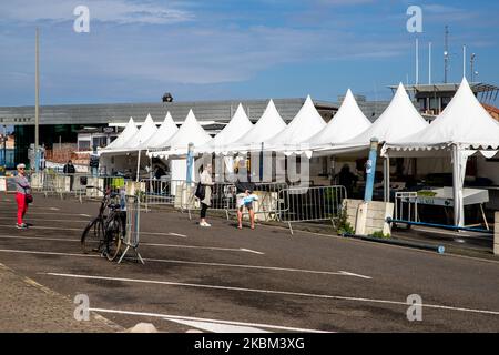 La vie quotidienne à Hossegor, sur la plage de la promenade reste vide, à Nouvelle Aquitaine, France, sur 7 avril 2020. Après 3 semaines de confinement en France, les gens restent chez eux, personne sur la plage ou dans les rues d'Hossegor. Aucun touriste de Paris ou d'autres sont sur la côte. Une femme en marche, quelques personnes sont à pied, tandis que le surf est interdit et les plages sont fermées. Le marché du poisson (le criee) est toujours ouvert à Capbreton où les règles de sécurité ont lieu. La police (gendarmerie française) est présente pour contrôler les personnes à l'extérieur. Hossegor habituellement courbé pendant ces vacances d'essais est vide. (Photo de Jerome Gill Banque D'Images