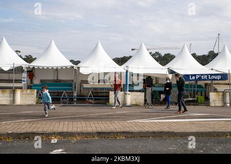 La vie quotidienne à Hossegor, sur la plage de la promenade reste vide, à Nouvelle Aquitaine, France, sur 7 avril 2020. Après 3 semaines de confinement en France, les gens restent chez eux, personne sur la plage ou dans les rues d'Hossegor. Aucun touriste de Paris ou d'autres sont sur la côte. Une femme en marche, quelques personnes sont à pied, tandis que le surf est interdit et les plages sont fermées. Le marché du poisson (le criee) est toujours ouvert à Capbreton où les règles de sécurité ont lieu. La police (gendarmerie française) est présente pour contrôler les personnes à l'extérieur. Hossegor habituellement courbé pendant ces vacances d'essais est vide. (Photo de Jerome Gill Banque D'Images