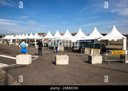 La vie quotidienne à Hossegor, sur la plage de la promenade reste vide, à Nouvelle Aquitaine, France, sur 7 avril 2020. Après 3 semaines de confinement en France, les gens restent chez eux, personne sur la plage ou dans les rues d'Hossegor. Aucun touriste de Paris ou d'autres sont sur la côte. Une femme en marche, quelques personnes sont à pied, tandis que le surf est interdit et les plages sont fermées. Le marché du poisson (le criee) est toujours ouvert à Capbreton où les règles de sécurité ont lieu. La police (gendarmerie française) est présente pour contrôler les personnes à l'extérieur. Hossegor habituellement courbé pendant ces vacances d'essais est vide. (Photo de Jerome Gill Banque D'Images