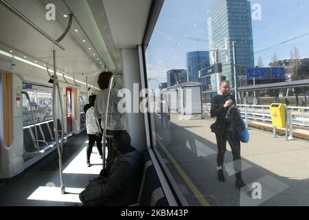 Les navetteurs pratiquent la distanciation sociale et attendent leurs destinations tout en empruntant le réseau de métro 50 lignes sur 7 avril 2020 à Amsterdam, pays-Bas. La demande du gouvernement néerlandais de rester à la maison, des mesures plus strictes pour lutter contre la propagation du coronavirus, dans les parcs, les rues et les espaces publics, les gens doivent pratiquer la distanciation sociale et de garder 1,5 mètres, ceci pour un groupe de trois personnes ou plus (qui ne sont pas famille) , une amende de 400 euros sera remise. (Photo de Paulo Amorim/NurPhoto) Banque D'Images