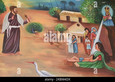 Tableaux illustrant les nombreux miracles de l'église Athisaya Manal Matha (église notre-Dame de sable rouge) à Tuticorin (Thayukudi), Tamil Nadu, Inde sur 28 août 2017. Cette peinture dépeint quand Saint François Xavier (pendant sa peregrination missionnaire) a visité l'église et a ressuscité un homme mort. L'église Athisaya Manal Matha a été construite au premier siècle après J.-C. par Saint Thomas (l'un des 12 disciples de Jésus-Christ). Selon le ponté, l'église a été enterrée sous le sable pendant de nombreuses années après une malédiction jusqu'à ce qu'en l'an 1798 un berger frappe son pied sur le crucifix et découvre qu'une église Banque D'Images